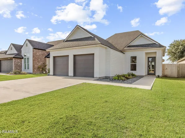 230 Whispering Meadows Rd, Broussard, LA 70518