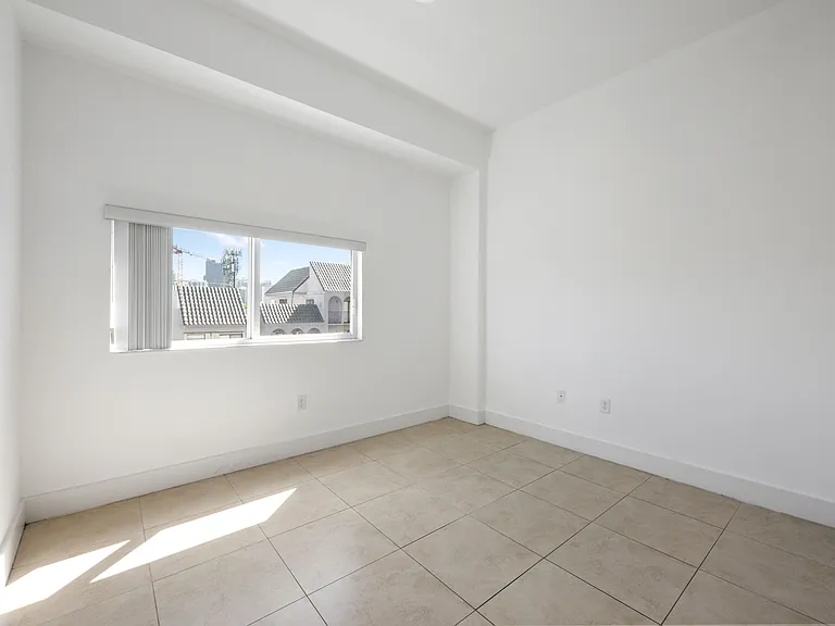 900 SW 7th St #505 — Photo 9