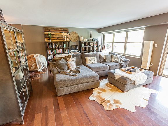 2nd image of 25 E 40th St APT 2E