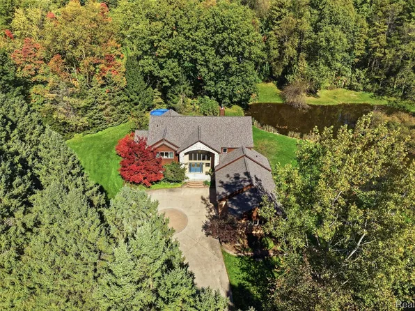 4444 Rolling Acres Dr, Hartland, MI 48353