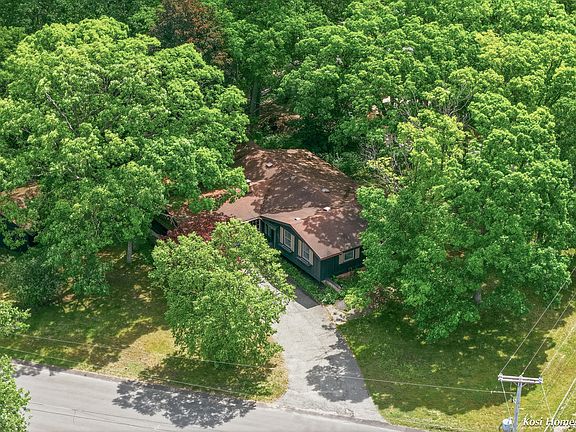 3rd image of 4960 Bluff Dr NE