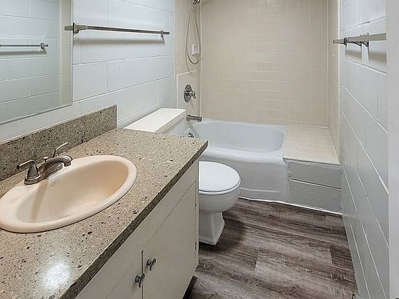 4th image of 526 N School St APT 407