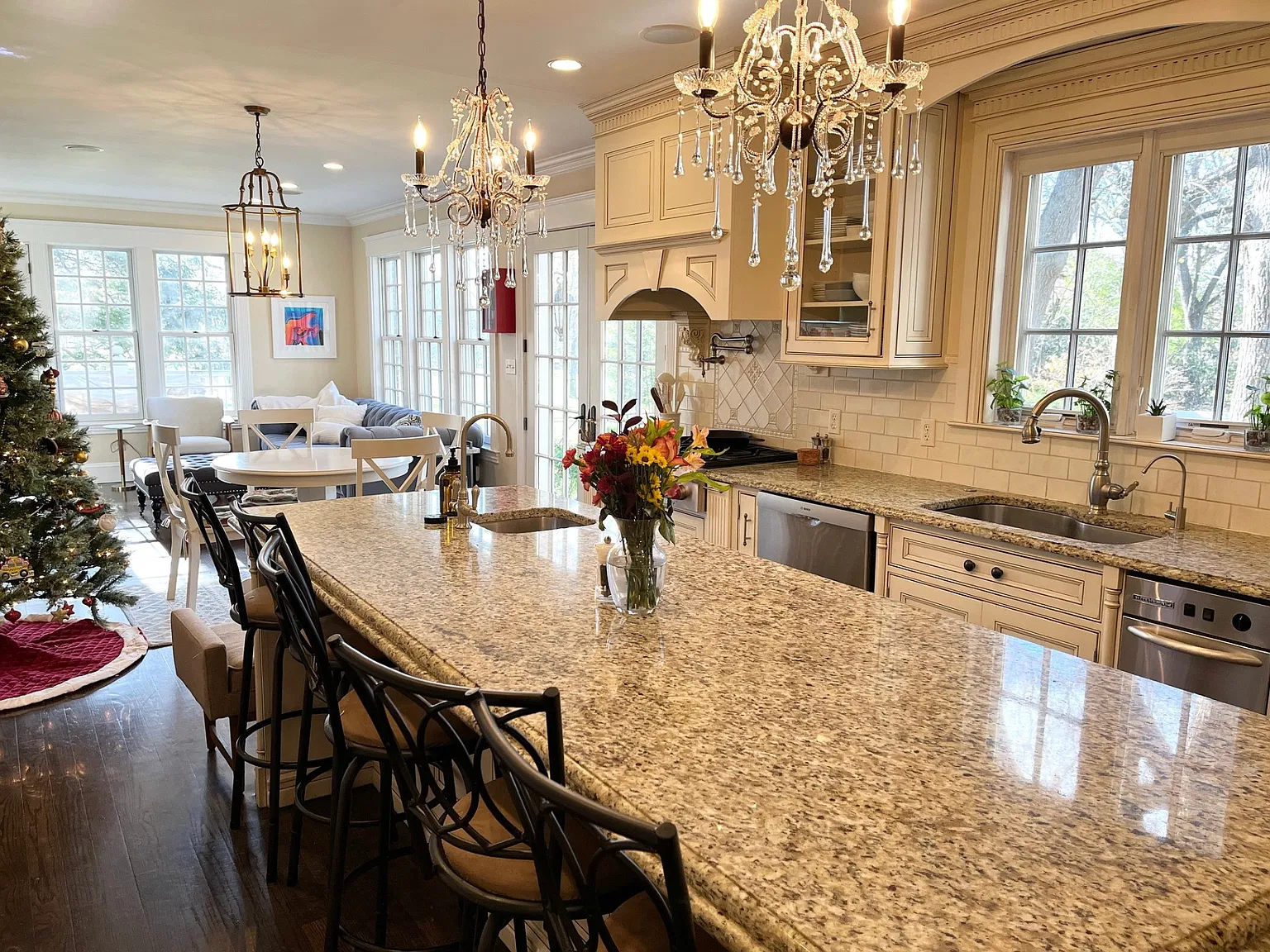 4 bed, 3.5 bath, 3800 sqft, $10,500 — Photo 3