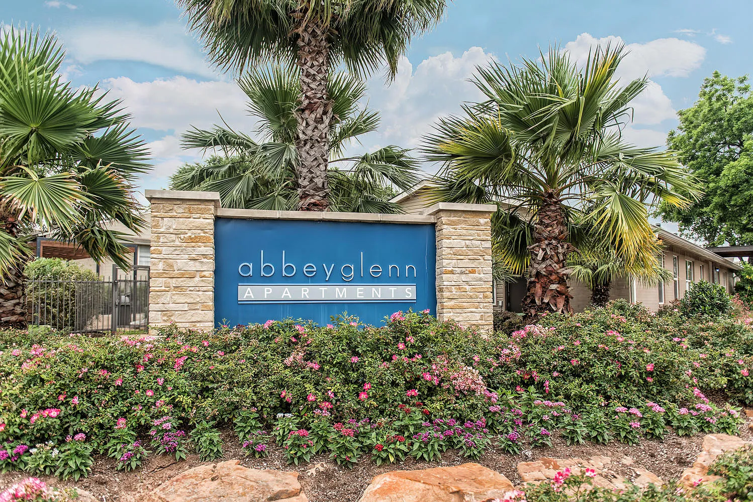 Abbey Glenn Apartments — Photo 1