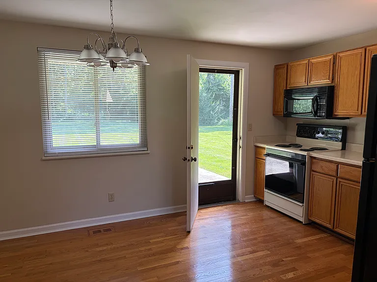 6537 Highbury Rd — Photo 4