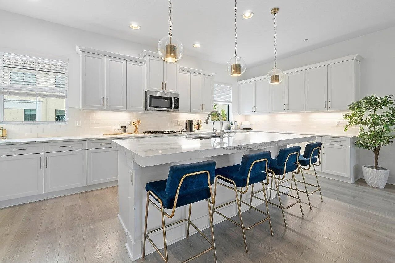 4 bed, 3.5 bath, 2252 sqft, $5,400 — Photo 1