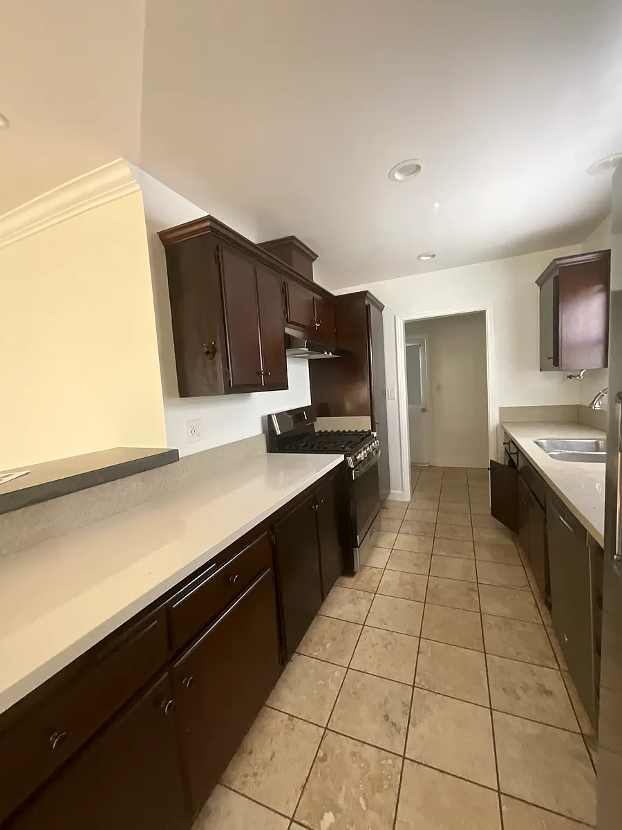 kitchen - 5535 Bellflower Blvd