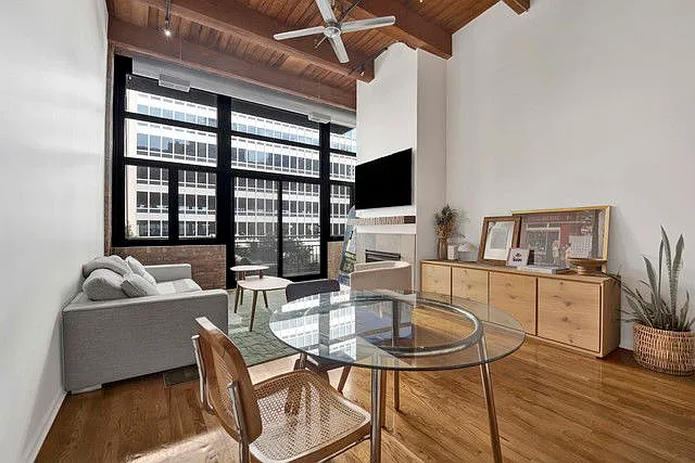 525 W Superior St #322 — Photo 4