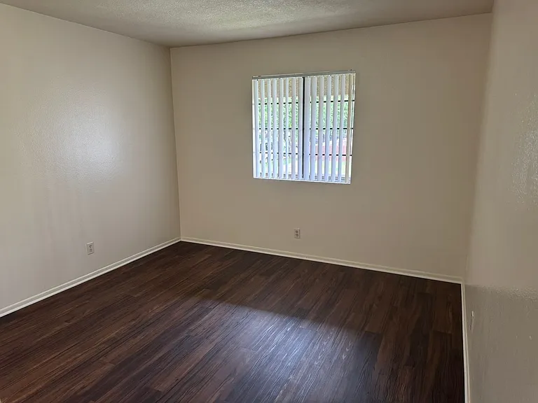 420 E 7th St — Photo 33