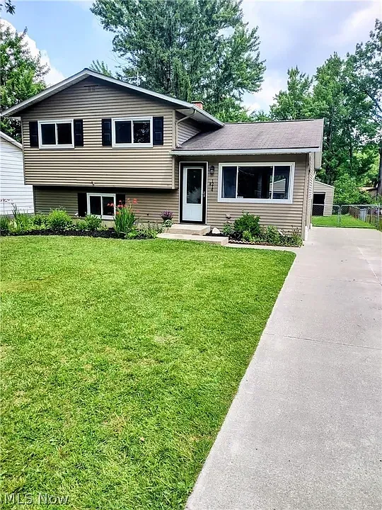 3 bed, 1.5 bath, 1788 sqft, $2,395 — Photo 2