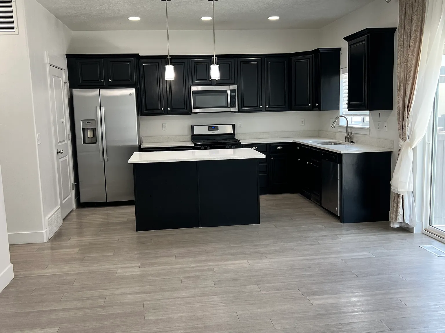 4 bed, 3.5 bath, 2376 sqft, $2,600 — Photo 3