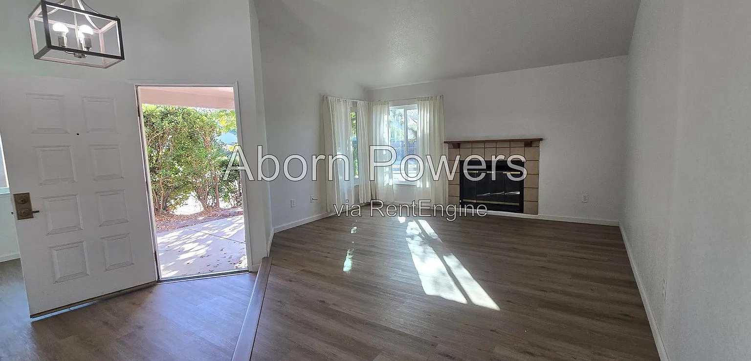 3 bed, 2.0 bath, 1219 sqft, $2,495 — Photo 2