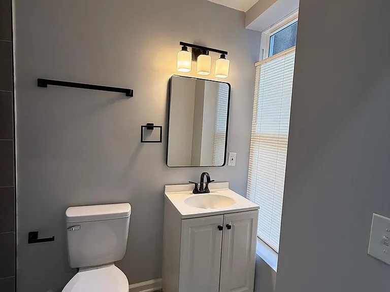 1806 N Mount St — Photo 23