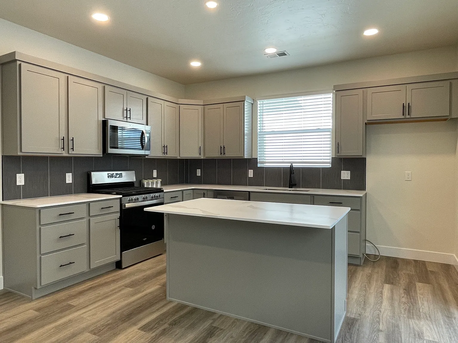 3 bed, 2.5 bath, 1995 sqft, $2,750 — Photo 3