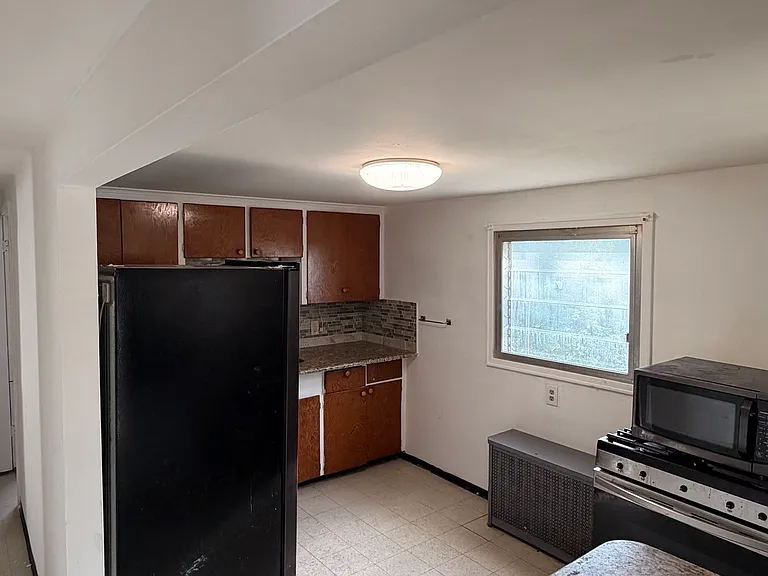 319 Oak Hill Ave — Photo 2