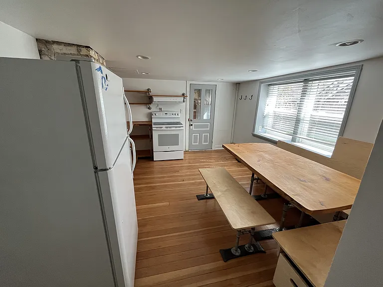 424 W Baraga Ave #C — Photo 3