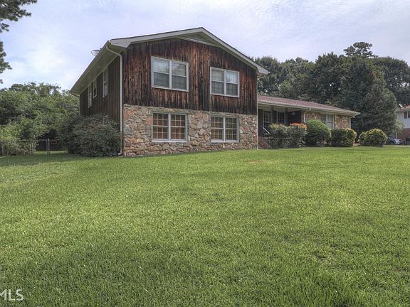 3rd image of 1698 Fontaine Dr