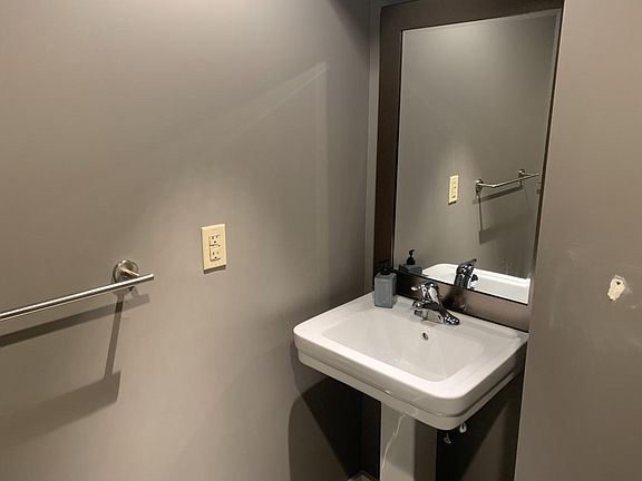 5th image of 4530 Jefferson St APT 4A