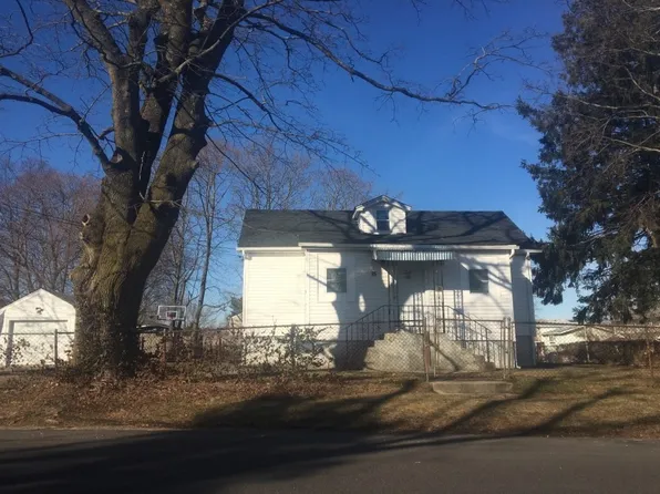 75 Apricot St, Central Islip, NY 11722
