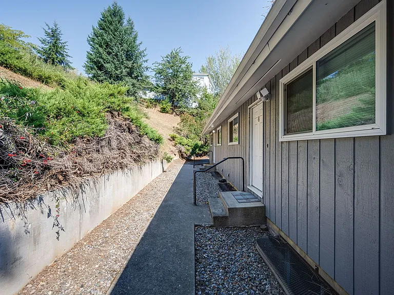 165 SW Spruce St — Photo 62