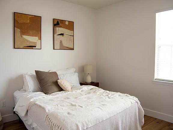 5th image of 1049 Normandie Way