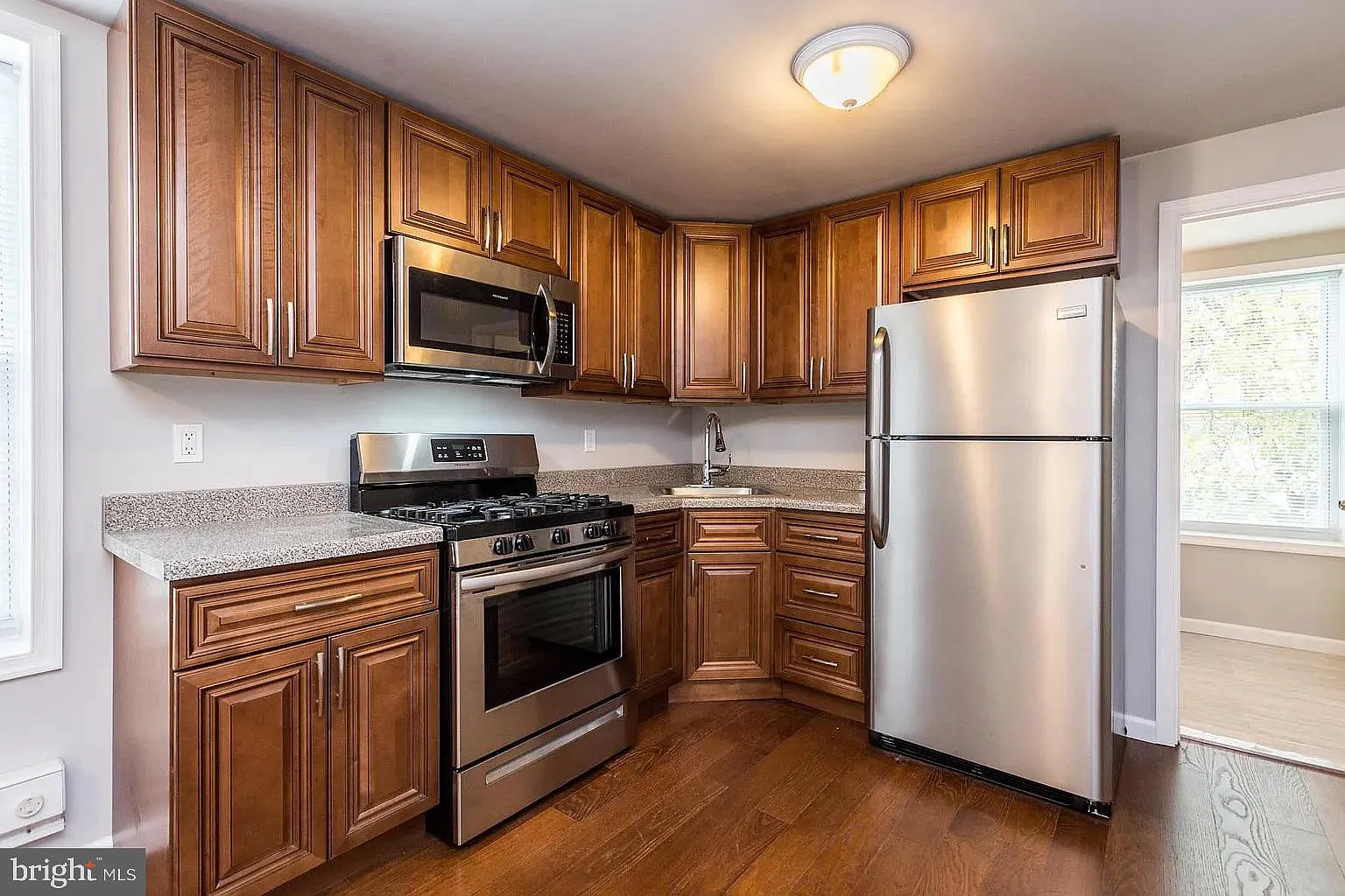 2 bed, 1.0 bath, 2700 sqft, $1,100 — Photo 3