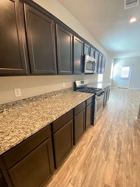3 bed, 2.0 bath, 1669 sqft, $1,995 — Photo 4