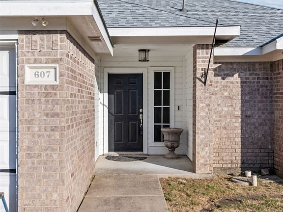 4th image of 607 Meadowbrook Dr