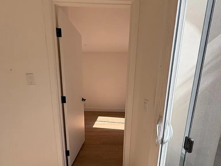 15242 Morrison St — Photo 32