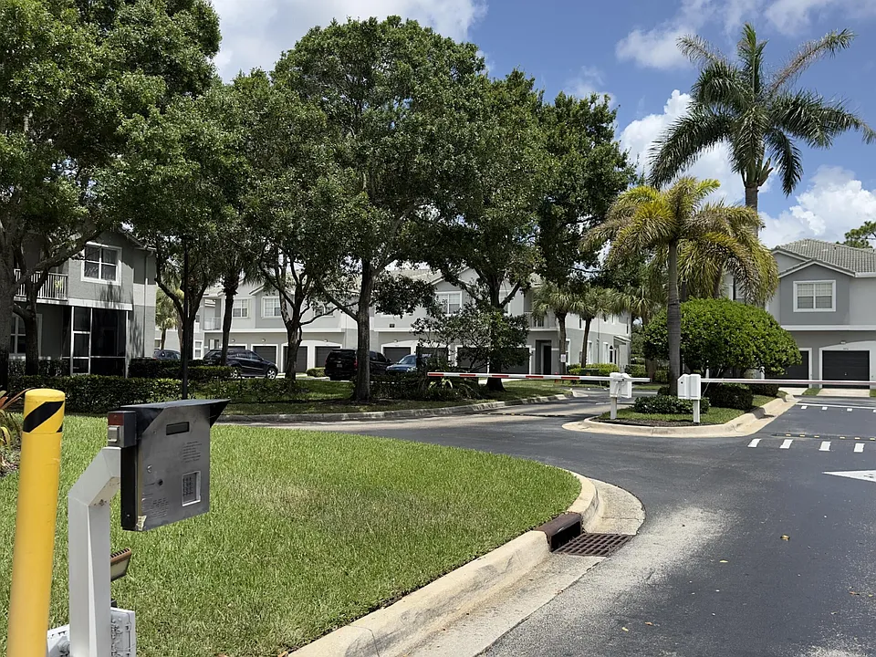3042 Grandiflora Dr