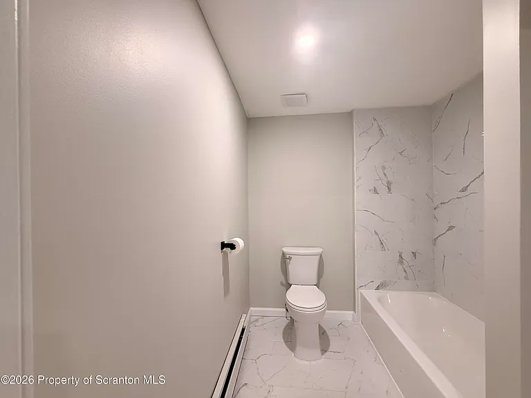 129-131 S Bromley Ave #FRONT — Photo 15
