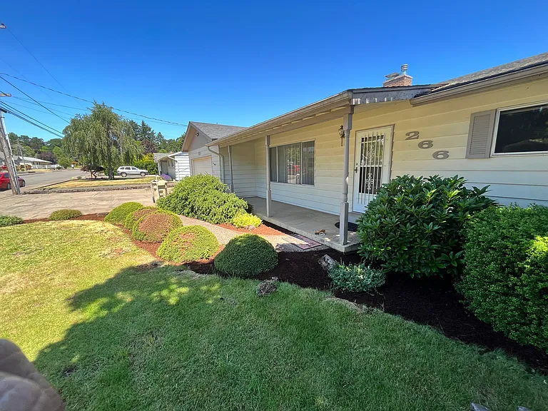 266 NW Douglas St — Photo 35