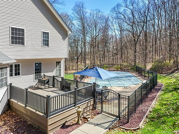 3rd image of 32 Robinson Lane
