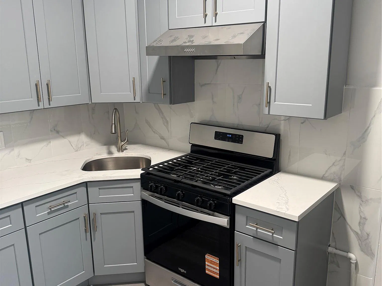 4 bed, 1.0 bath, 800 sqft, $3,700 — Photo 3
