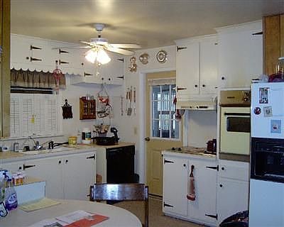 Great kitchen with lots of cabinets