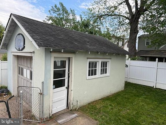 5th image of 1749 W River Dr