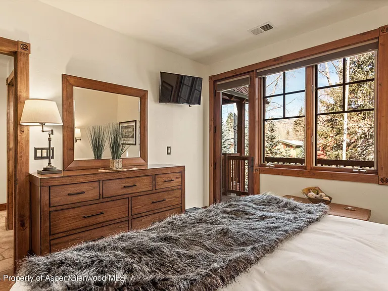 513 W Main St #B202 — Photo 2