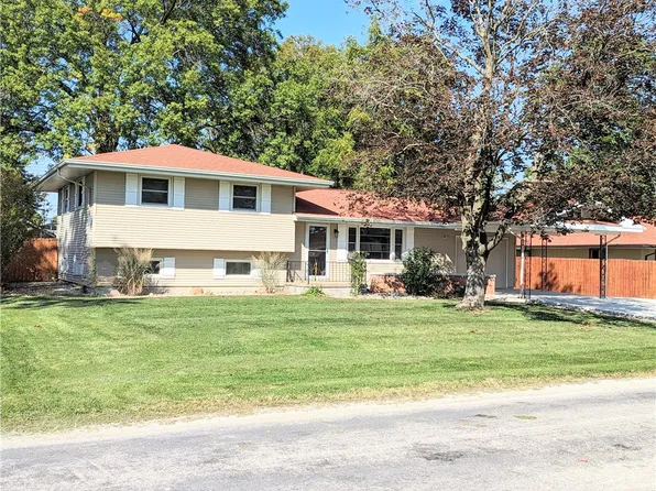 301 Chamberlin Dr, Charleston, IL 61920