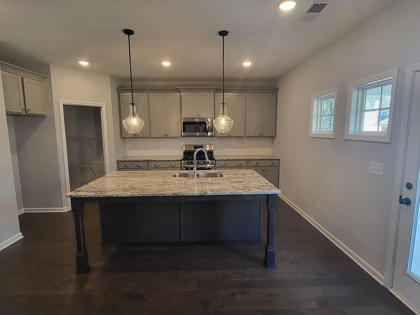 Inviting 5 Bedroom 3 Bath Beautiful Rental — Photo 3