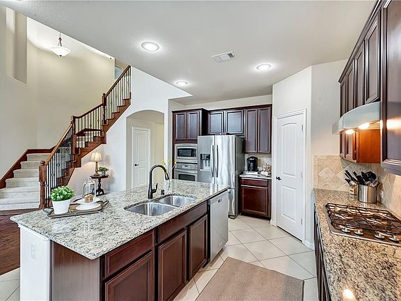 4th image of 3905 Deer Lake Dr