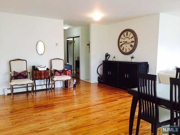 2nd image of 425 Jane St #2