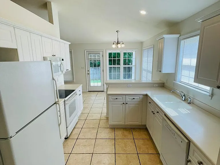 2031 Sunny Dale Dr — Photo 8