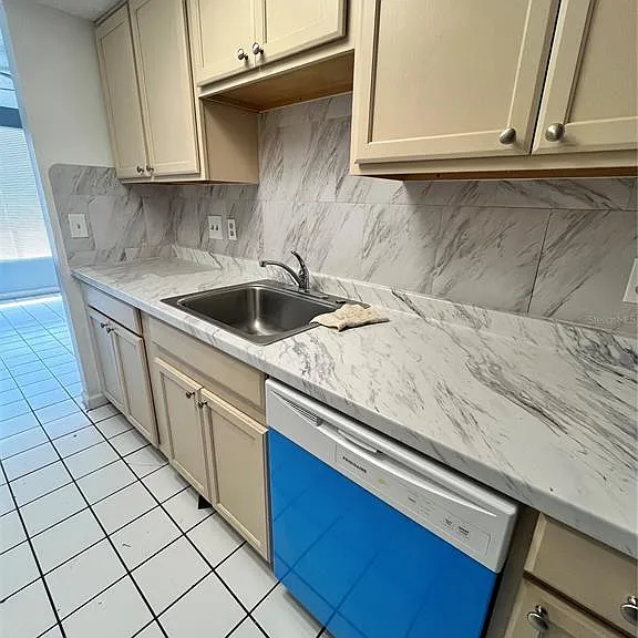 4918 Silver Oaks Vlg #F — Photo 8
