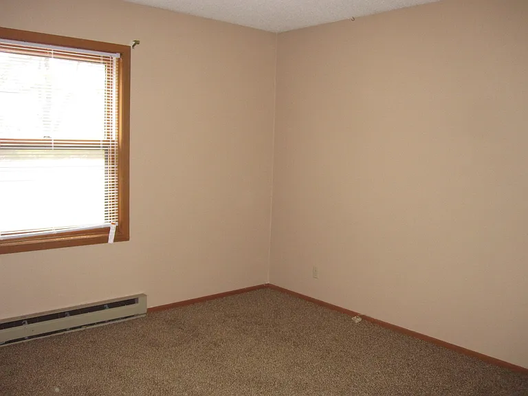 325 W 9th St #B — Photo 10
