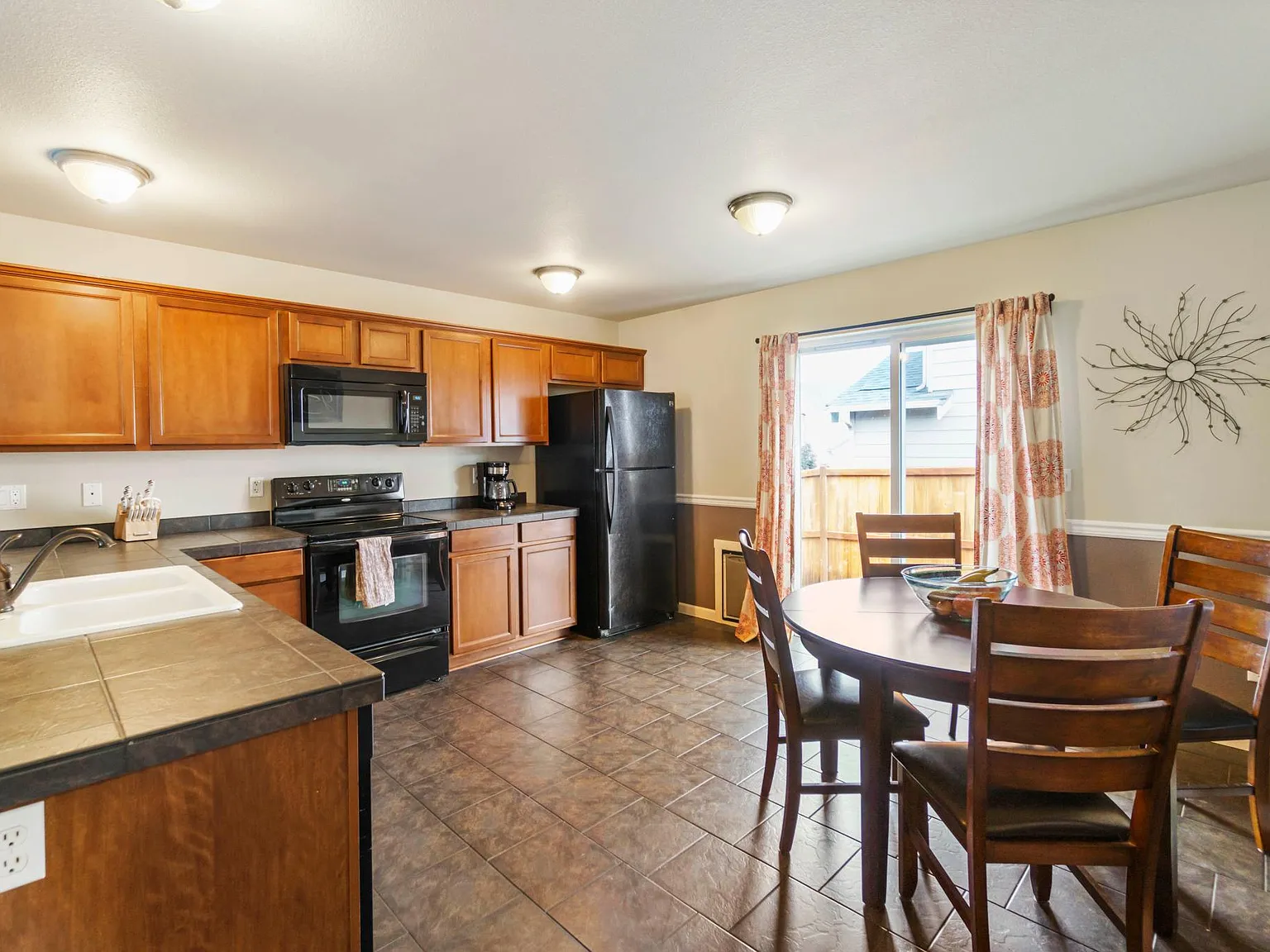 3 bed, 1200 sqft, $4,500 — Photo 4