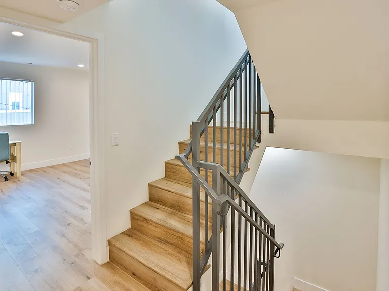 1164 W 37th Pl — Photo 32