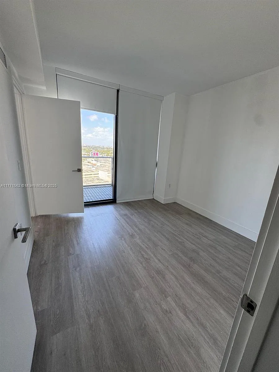 Building Photo - 121 NE 34th St #1711