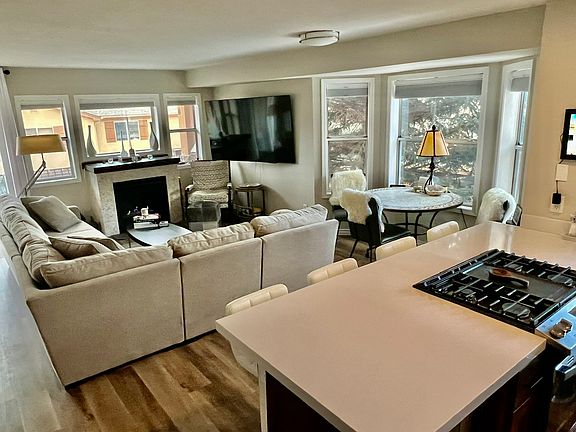 4th image of 460 Moonridge Dr