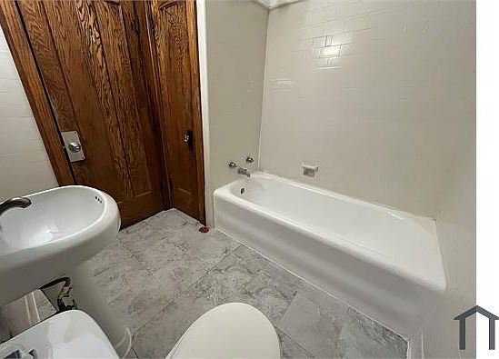 3rd image of 6734 S Artesian Ave #1