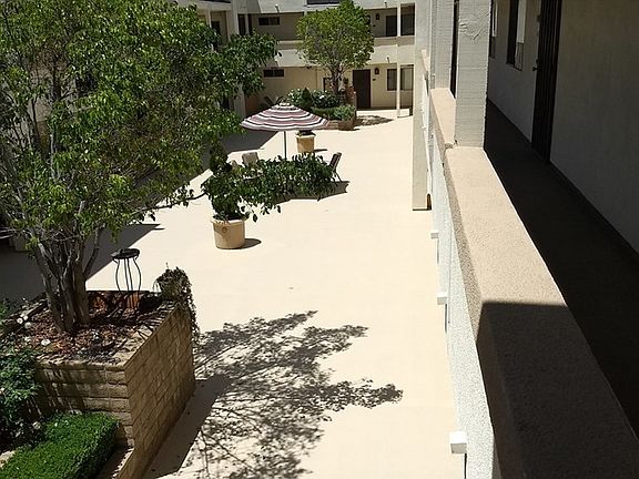 2nd image of 12801 Moorpark St Unit 212